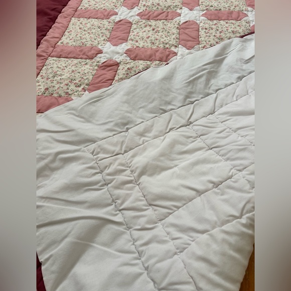 VINTAGE Handmade Floral Quilt - Picture 4 of 7